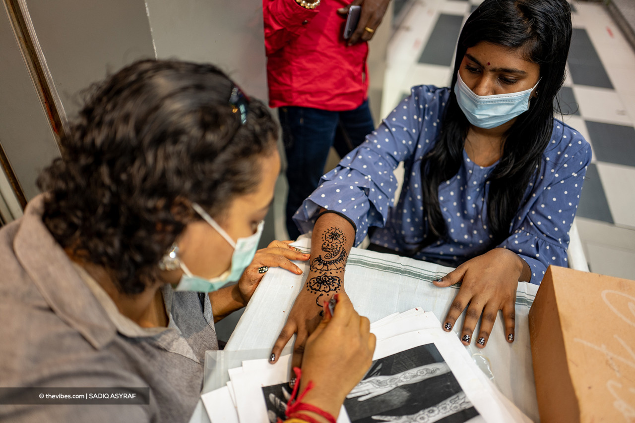 The art of henna – temporary body tattoos that originated from ancient India, Egypt, Africa, and the Middle East – has become a fun activity synonymous with Deepavali celebrations. – SADIQ ASYRAF/The Vibes pic, November 4, 2021