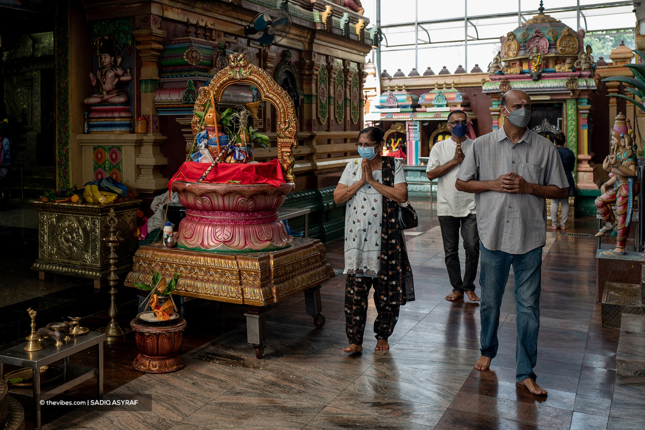 Only fully vaccinated individuals are allowed to go to temples, cemeteries, or go on home visits during Deepavali. – SADIQ ASYRAF/The Vibes pic, November 4, 2021