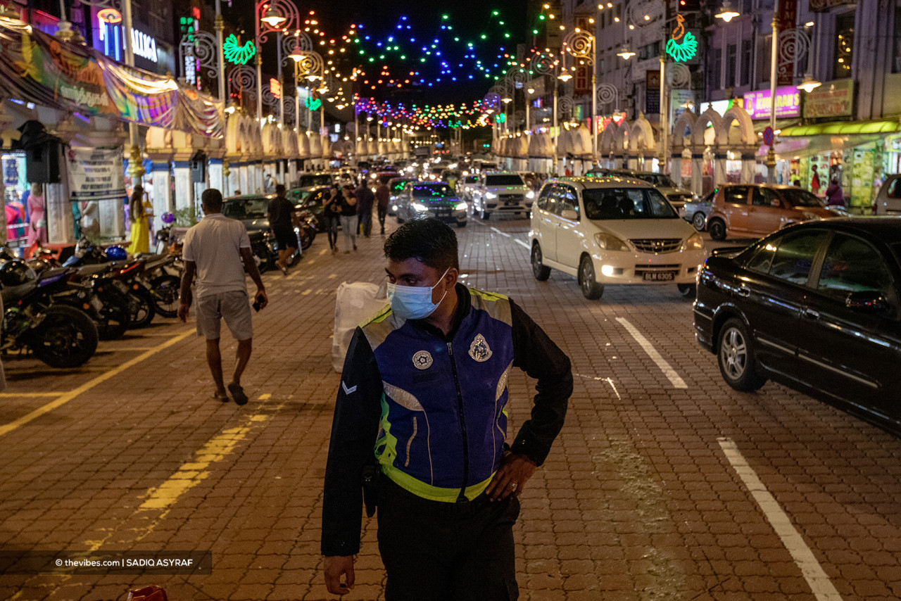 A police officer standing guard on the busy streets of Brickfields. The Indian hotspot has naturally become increasingly crowded due to the presence of festivalgoers. – SADIQ ASYRAF/The Vibes pic, November 4, 2021