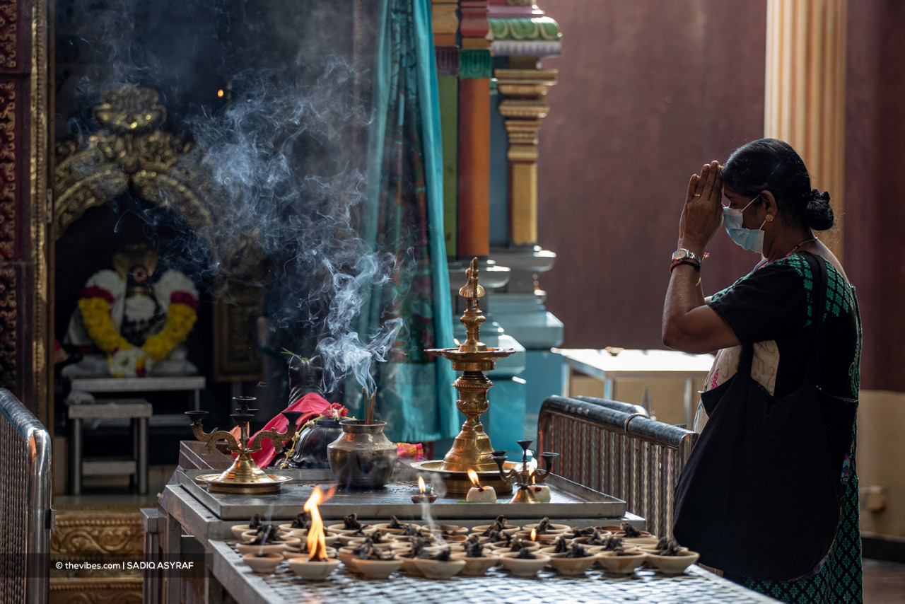 A Hindu devotee seen praying at a temple while wearing a face mask. Many thoughts and prayers have gone into hoping for an end to the Covid-19 crisis in Malaysia. – SADIQ ASYRAF/The Vibes pic, November 4, 2021