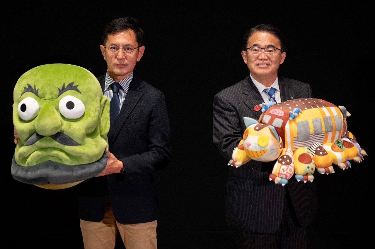 Film director Goro Miyazaki (L) and Aichi Prefectural Governor Hideaki Omura (R) pose for photographs during a press conference at the new Ghibli Park. – AFP pic