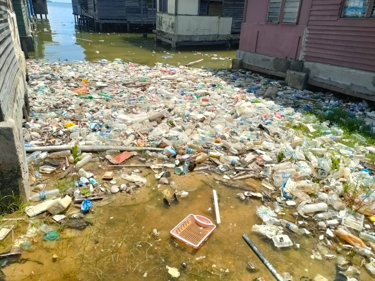 Future Alam Borneo chairman Anton Ngui says because Sandakan has many water villages, the rubbish that moves around Sandakan Bay gets trapped in areas where the water flow is weak, like another village or the beach. – REBECCA CHONG/The Vibes pic, November 6, 2021