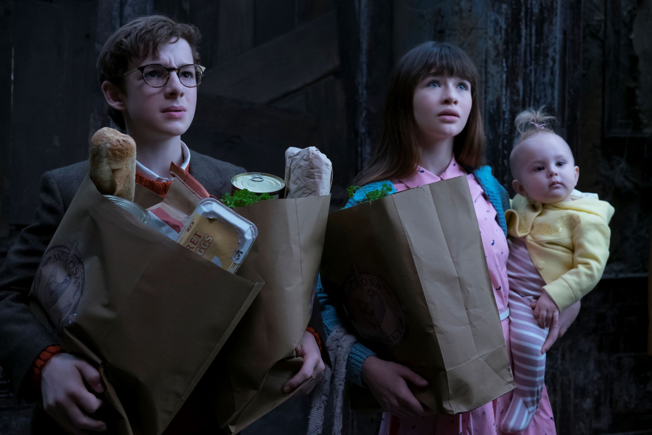 From left: Klaus Baudelaire (Louis Hynes), Violet Baudelaire (Malina Weissman), and Sunny Baudelaire (Presley Smith). – Pic courtesy of Netflix