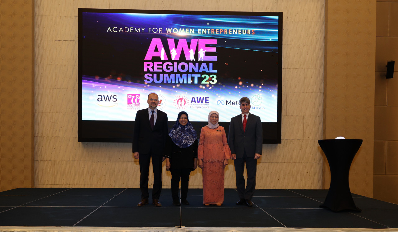(From L-R) Deputy assistant secretary (DAS) for Policy in the Bureau of Educational and Cultural Affairs at the US State Department, Rafik Mansour; AWE implementer Nuraizah Shamsul Baharin from the Women Entrepreneur Network Association (Wena); Minister of Women, Family, and Community Development, Datuk Seri Nancy Shukri; and US Ambassador to Malaysia Brian McFeeters. – Pic courtesy of AWE