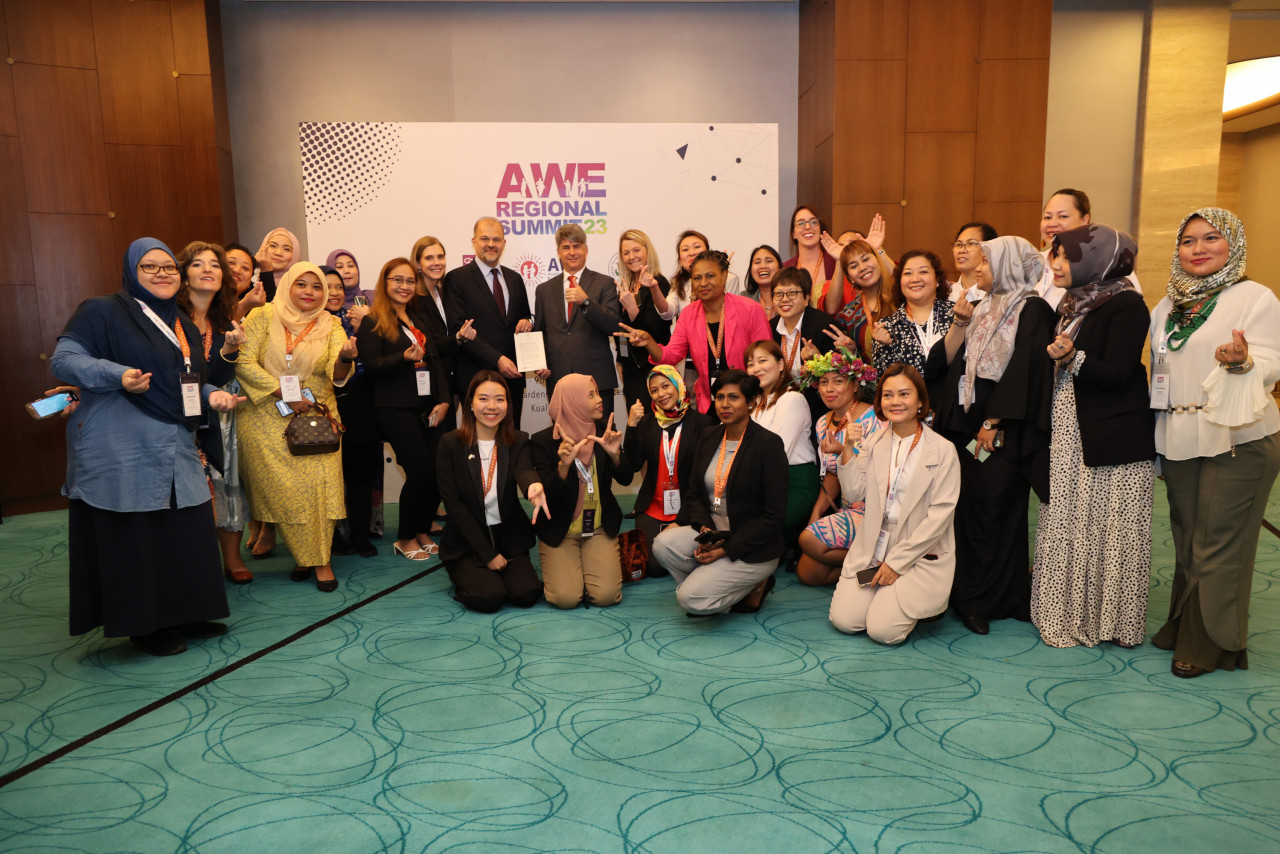 Participants celebrate the launch of the AWE Regional Summit with Minister of Women, Family, and Community Development, Datuk Seri Nancy Shukri and US representatives. – Pic courtesy of AWE