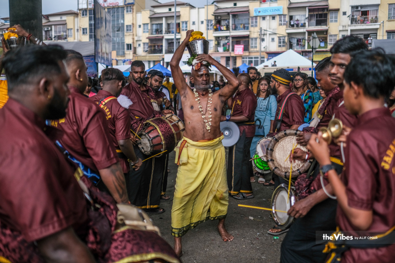 A devotee holds his offering of milk in a pot called 'Paal Kudam' on his head. – Alif Omar/The Vibes pic