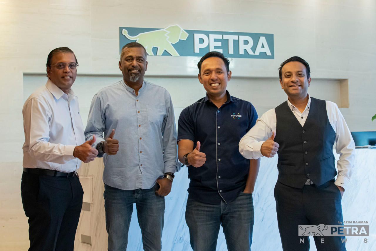 Andrey Abraham, host Manvir Victor, Tengku Azrul and Maran Virumandi pose for the cameras. – Azim Rahman/The Vibes pic