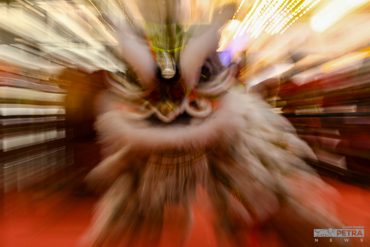 The transmission of the lion dance is the conveyance of tradition, lineage, skill and relationships. It requires respect, loyalty and reverence to the Sifu, troupe leader, fellow students and lion head. – The Vibes/Azim Rahman pic
