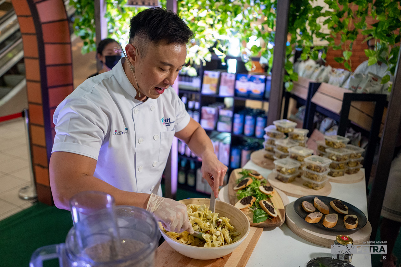 Chef Brian gives a demonstration on how to prepare a simple Italian dish with authentic ingredients at the launch event. – Vibes pic/SADIQ ASYRAF
