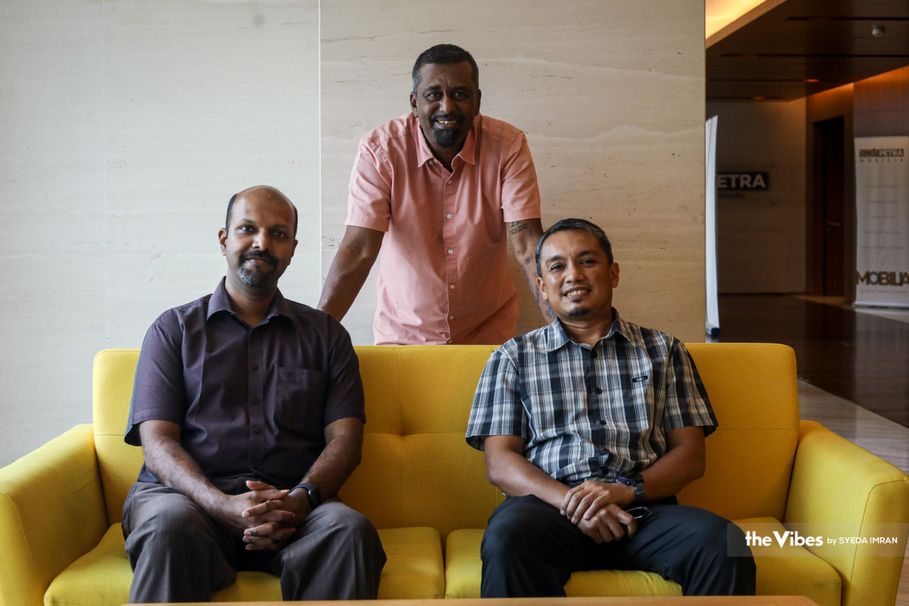 Ophthalmologists Dr Manoharan Shunmugam and Dr Muiz Mahyudin, and podcast host Manvir Victor. – Syeda Imran/The Vibes pic