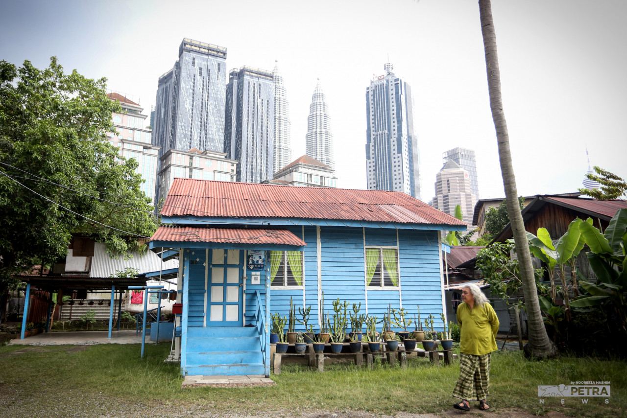 There are many elements that can shape a city. However, for a built environment to be prosperous, its lived environment would need to be catered to fittingly first. Kampung Baru in Kuala Lumpur is a good example of this. — The Vibes/Nooreeza Hashim