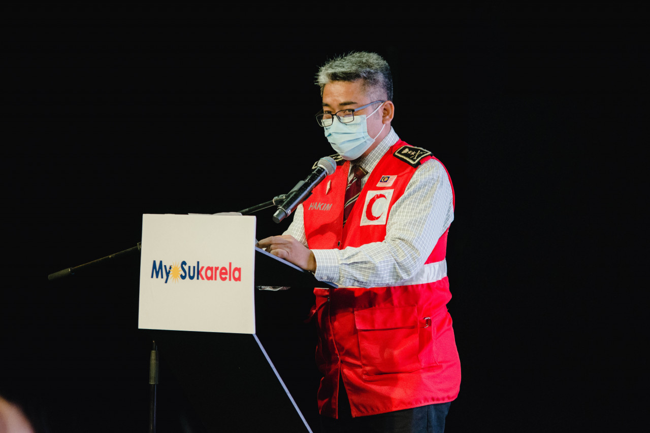 Tuan Haji Hakim bin Hj Hamzah, MRCS Secretary General, makes closing remarks during the app's launch event. – Pic courtesy of the MRCS