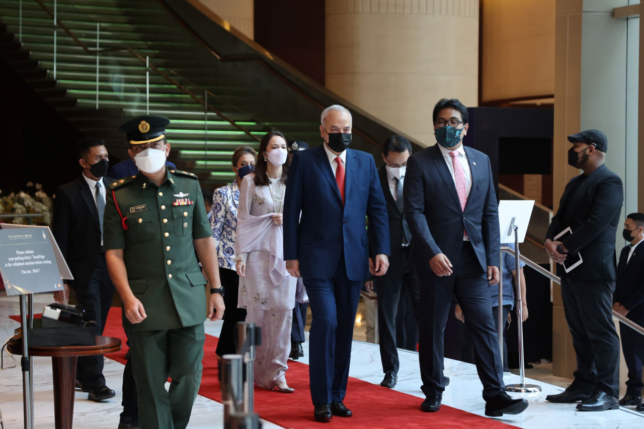 Sultan Nazrin Muizzuddin Shah and Raja Permaisuri of Perak Tuanku Zara Salim arrive at the Grand Hyatt.