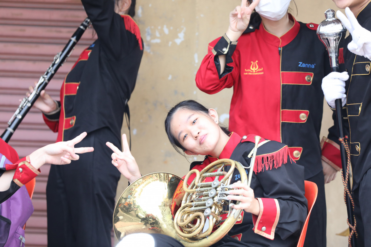 During the 6.8 km procession, SMK Seri Kembangan school band also took part. – Pic by Alif Omar