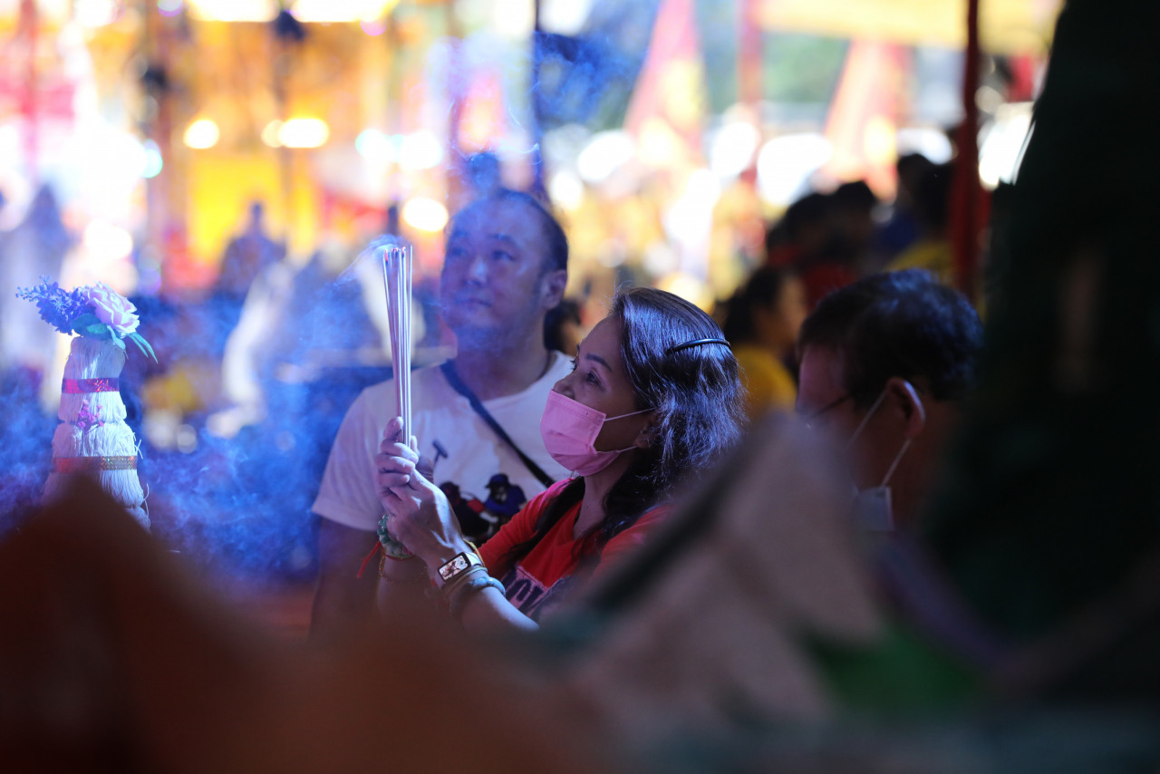 A devotee seen praying before the procession. – Pic by Alif Omar