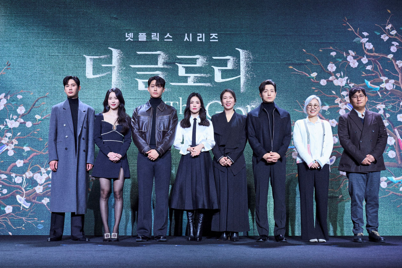 The cast and the writer and the director pose for the cameras. – Pic courtesy of Netflix