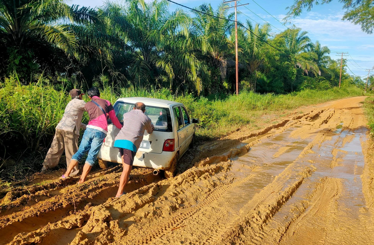 Bad condition, muddy roads in Pitas. – Facebook pic, November 10, 2021