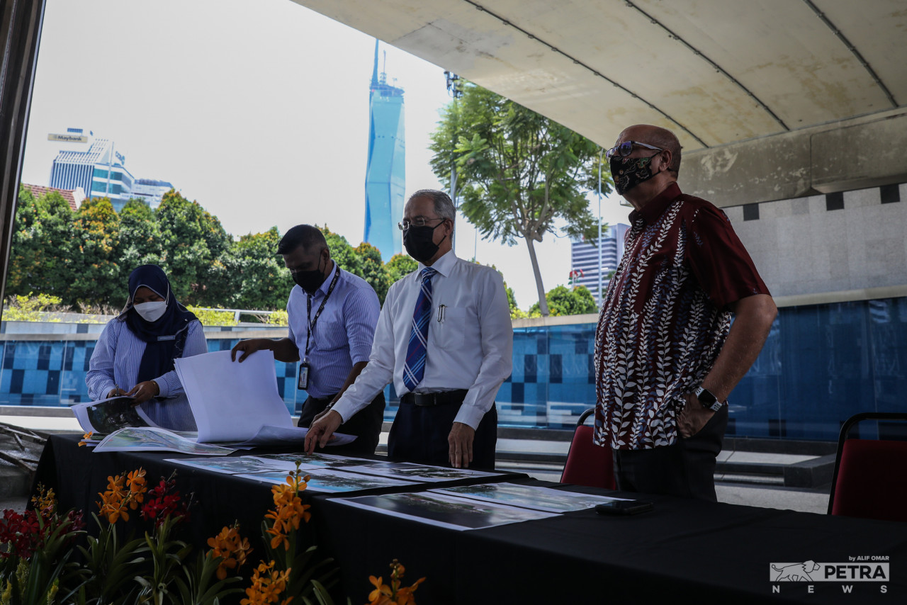 Datuk Pardip Kumar Kukreja (R) seen with 13th Kuala Lumpur mayor Datuk Mahadi Che Ngah (2nd from R) look through possible plans of developing a greener Kuala Lumpur. – The Vibes pic/ALIF OMAR