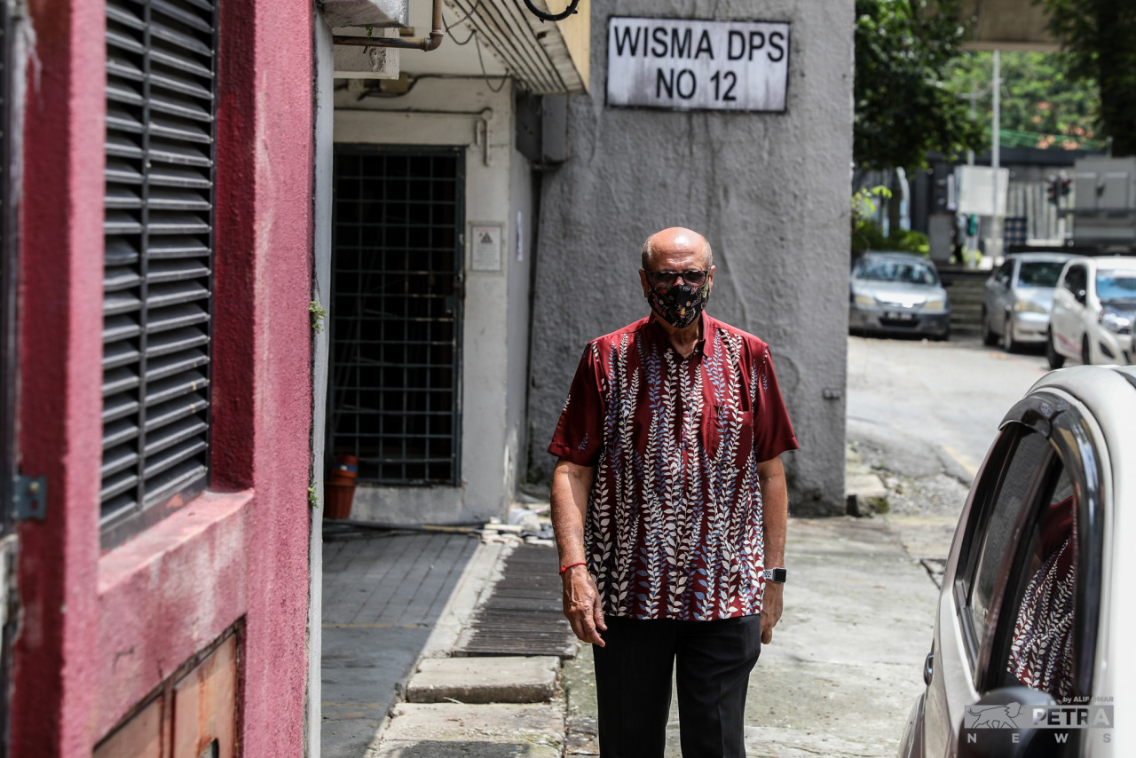 Datuk Pardip Kumar Kukreja taking a stroll down memory lane to the location where his house once stood. – Vibes pic/ALIF OMAR