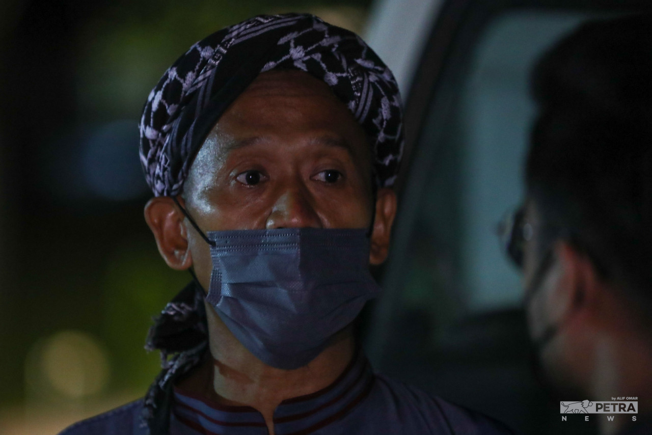 In efforts to familiarise his fellow Bukit Rambai villagers, Klebang PAS election machinery director Md Isa Jantan says his team has been donning on clothes and vests with the Perikatan Nasional logo. – ALIF OMAR/The Vibes pic, November 13, 2021