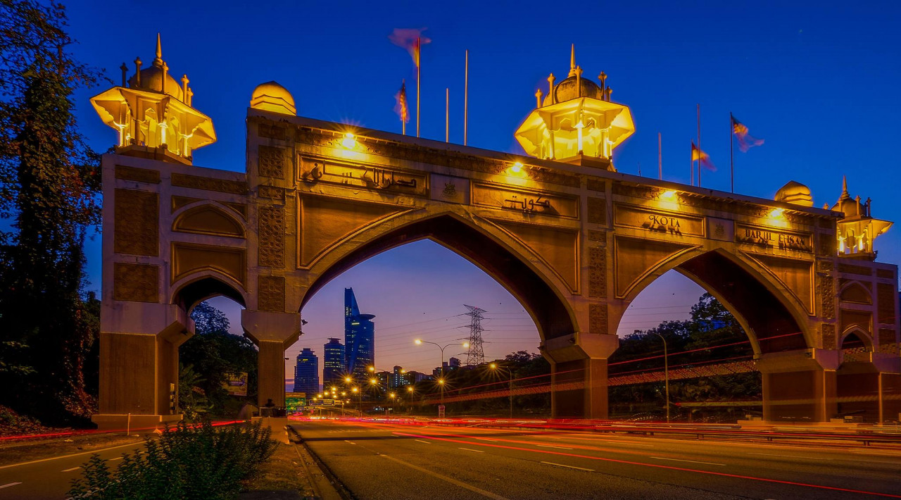To mark the separation of the area, a huge and impressive arch was erected along the Federal Highway, which separates Kuala Lumpur from Selangor. — Facebook/Born in Selangor pic
