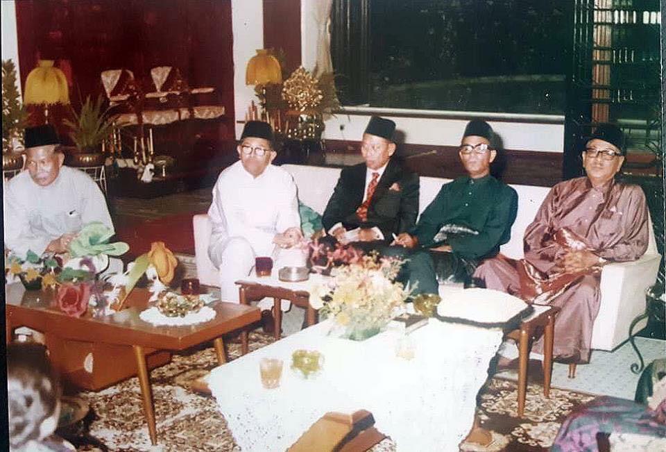 Our first prime minister, Tunku Abdul Rahman Putra Al-Haj (right) was one of Omar Ali's customers. He requested to modify the traditional 5-button baju Melayu into a 3-button version with a Mandarin collar. – Pic courtesy of Idris Mokhtar (the late Omar Ali's son-in-law)
