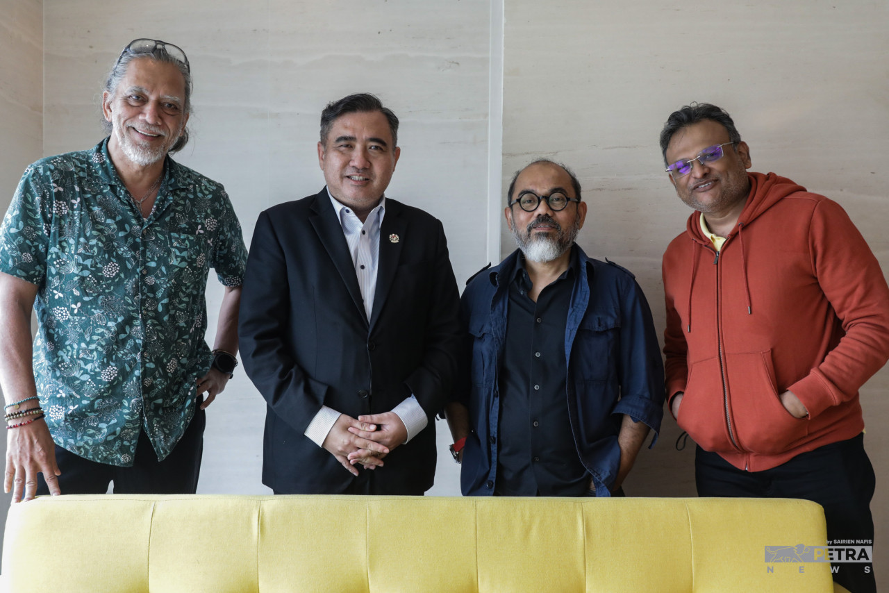 (From L-R) PETRA News executive director Datuk Ahirudin Attan (better known as Rocky Bru), DAP secretary general Anthony Loke, PETRA News chief executive Datuk Zainul Ariffin Mohamed Isa, and PETRA News editor-in-chief Terence Fernandez. – The Vibes pic/Sairien Nafis