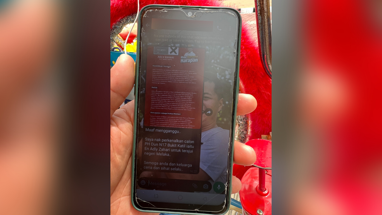 Trishaw rider Azman shows a text message he received from a campaigner for one of the competing coalitions. – LANCELOT THESEIRA/The Vibes pic, November 16, 2021