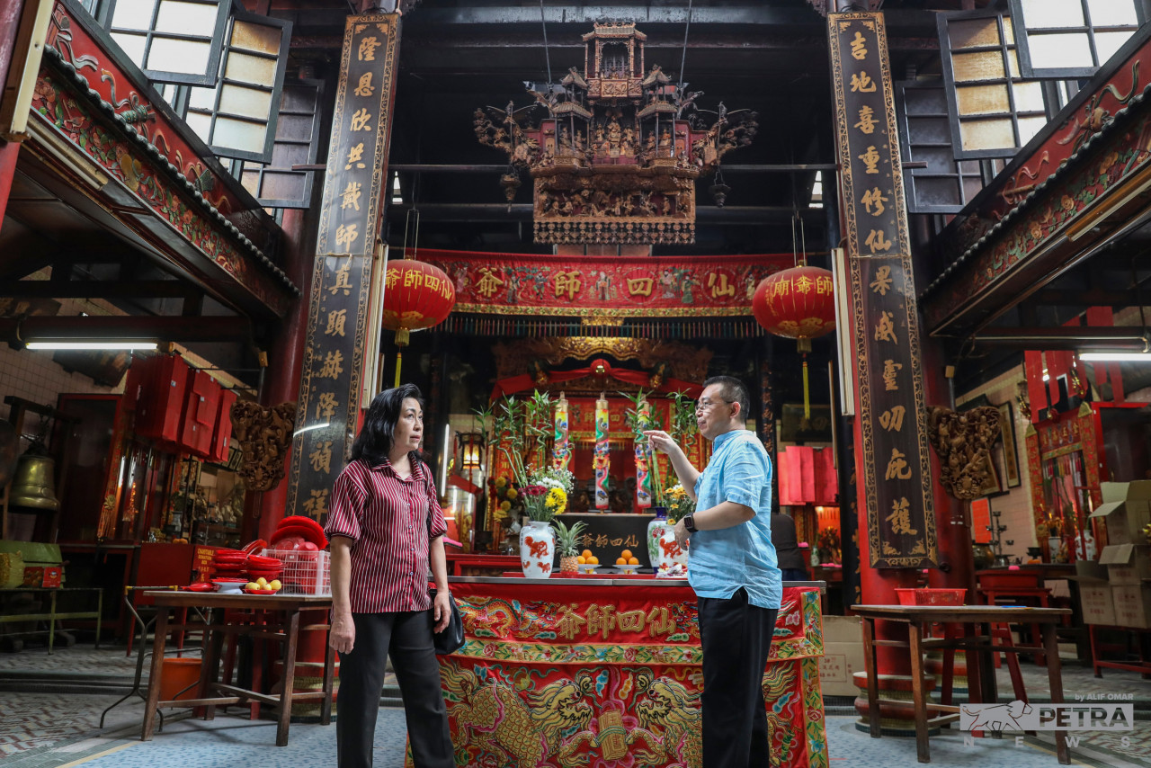 Wai Ming (R) and Grace Yap Sook Ping (L) in the Sin Sze Si Ya Temple, a temple that was set up by Kapitan Yap Ah Loy. – ALIF OMAR/Vibes pic