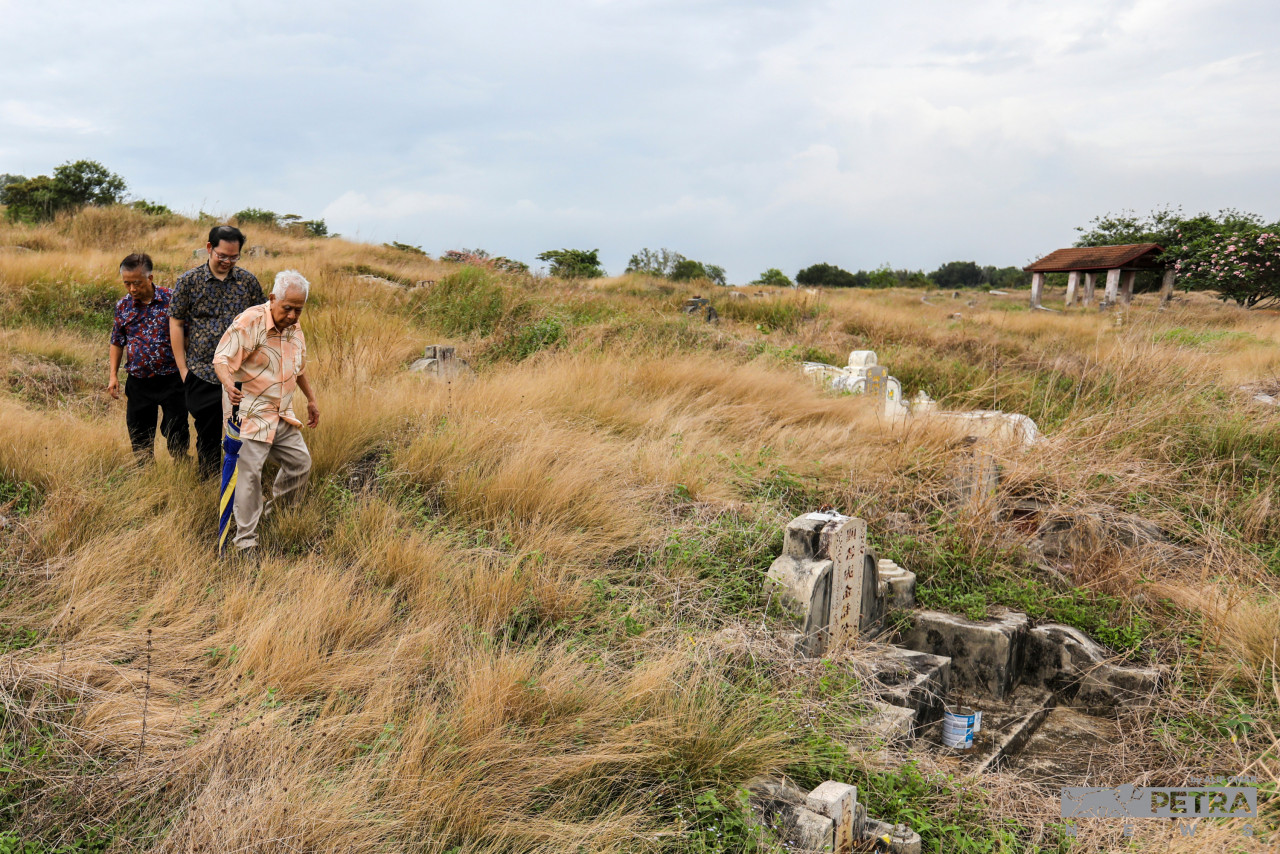 Fourth, fifth and sixth generation descendants of Chong Piang visit his graveyard at the Bukit Jelutung Chinese Cemetery in Batu Berendam, Melaka. – Alif Omar/The Vibes pic