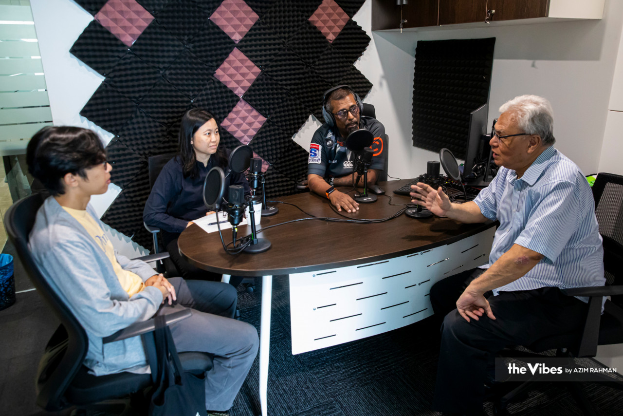 Syahmi Norsan and Chen Yih Wen with podcast hosts Manvir Victor and Datuk Kamil Othman. – Azim Rahman/The Vibes pic