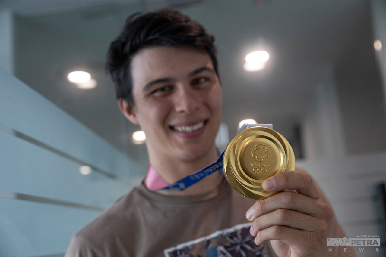 Joe shows off his hard earned gold medal. – The Vibes pic/ Azim Rahman