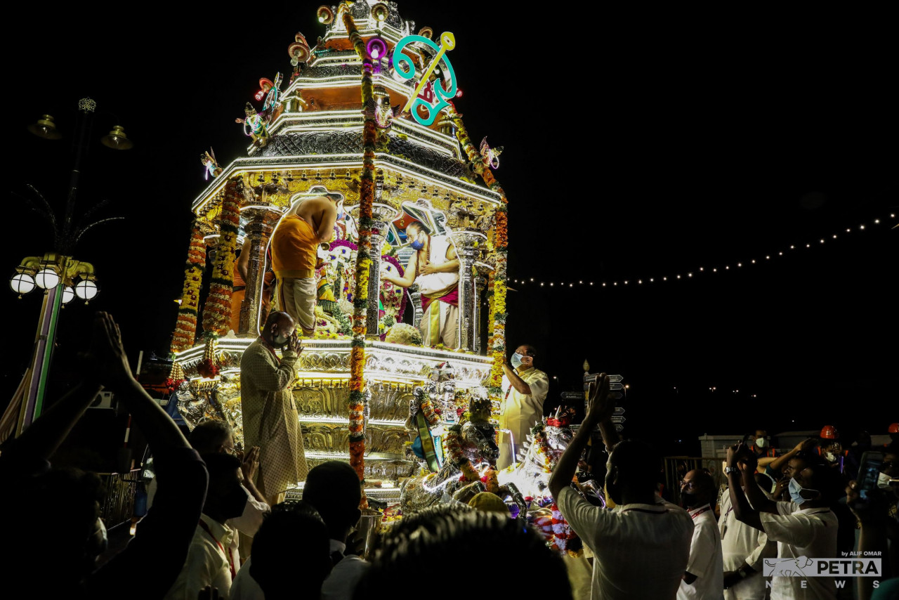 The silver chariot procession had auspiciously taken place in the city centre at 10pm on January 16 as part of the traditional rituals commonly done ahead of the Thaipusam celebration. This was the first time the religious tradition made its public debut since the start of the pandemic. – The Vibes/Alif Omar pic