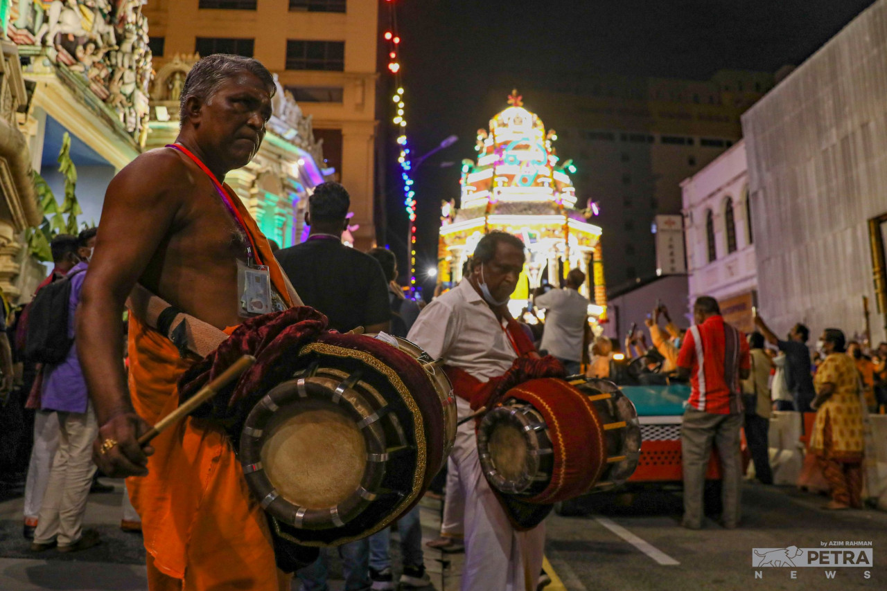 Outside the Sri Maha Mariamman Temple at Jalan Tun HS Lee, traditional drummers beating on urumi melams (hour-glassed shaped drums), thavils (barrel-shaped drum), jaalras (clash cymbals) and thappus (round drums) accompany devotees as they fulfil their vows. — The Vibes/Azim Rahman pic