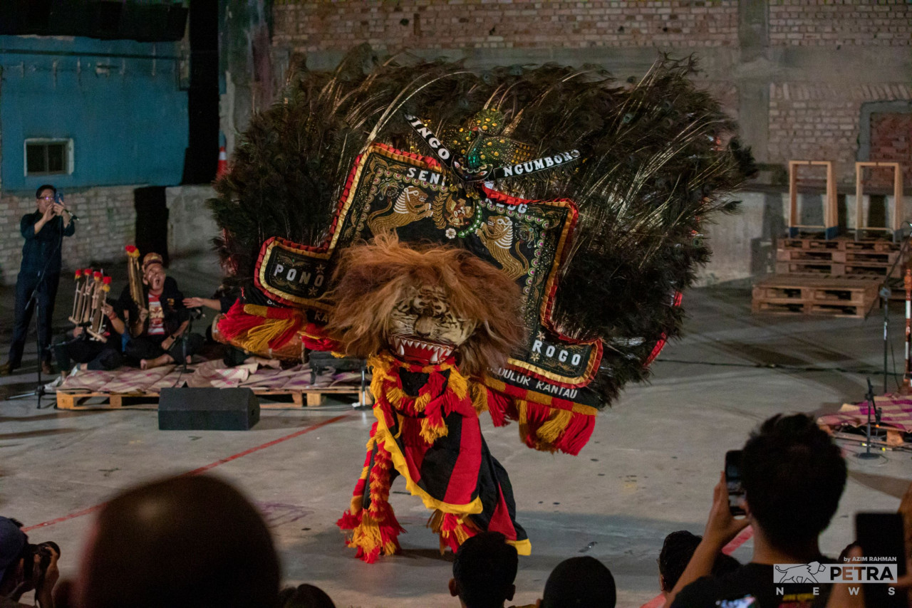 The centerpiece of the Reog tradition is the majestic Singa Barong mask, which depicts a lion’s head elaborately decked with peacock feathers. – The Vibes pic/Azim Rahman