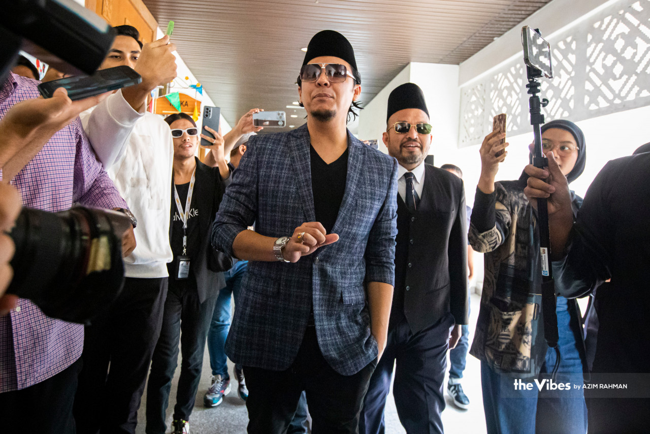 Director Syamsul Yusof arrives at the Kuala Lumpur Federal Territory syariah court earlier today.– AZIM RAHMAN/The Vibes pic, April 18, 2023