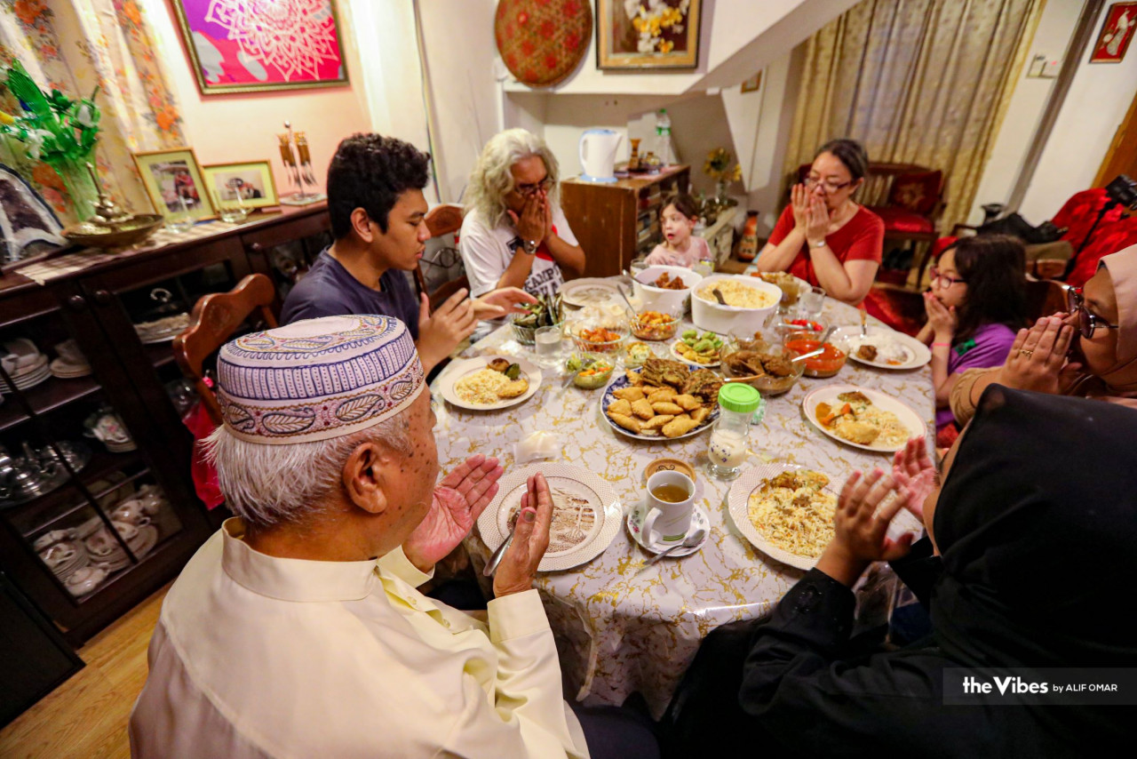 Farah Fahmy with her family gather for the breaking of fast. – Alif Omar/The Vibes pic