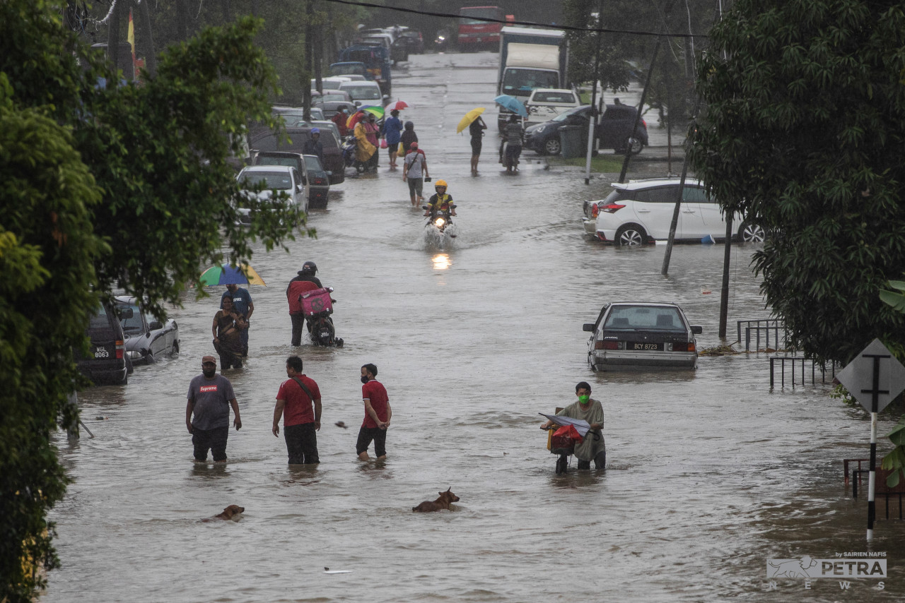 Rising water levels mean that floodings, which are already a routine problem, will only continue to worsen. – The Vibes file pic, June 10, 2022