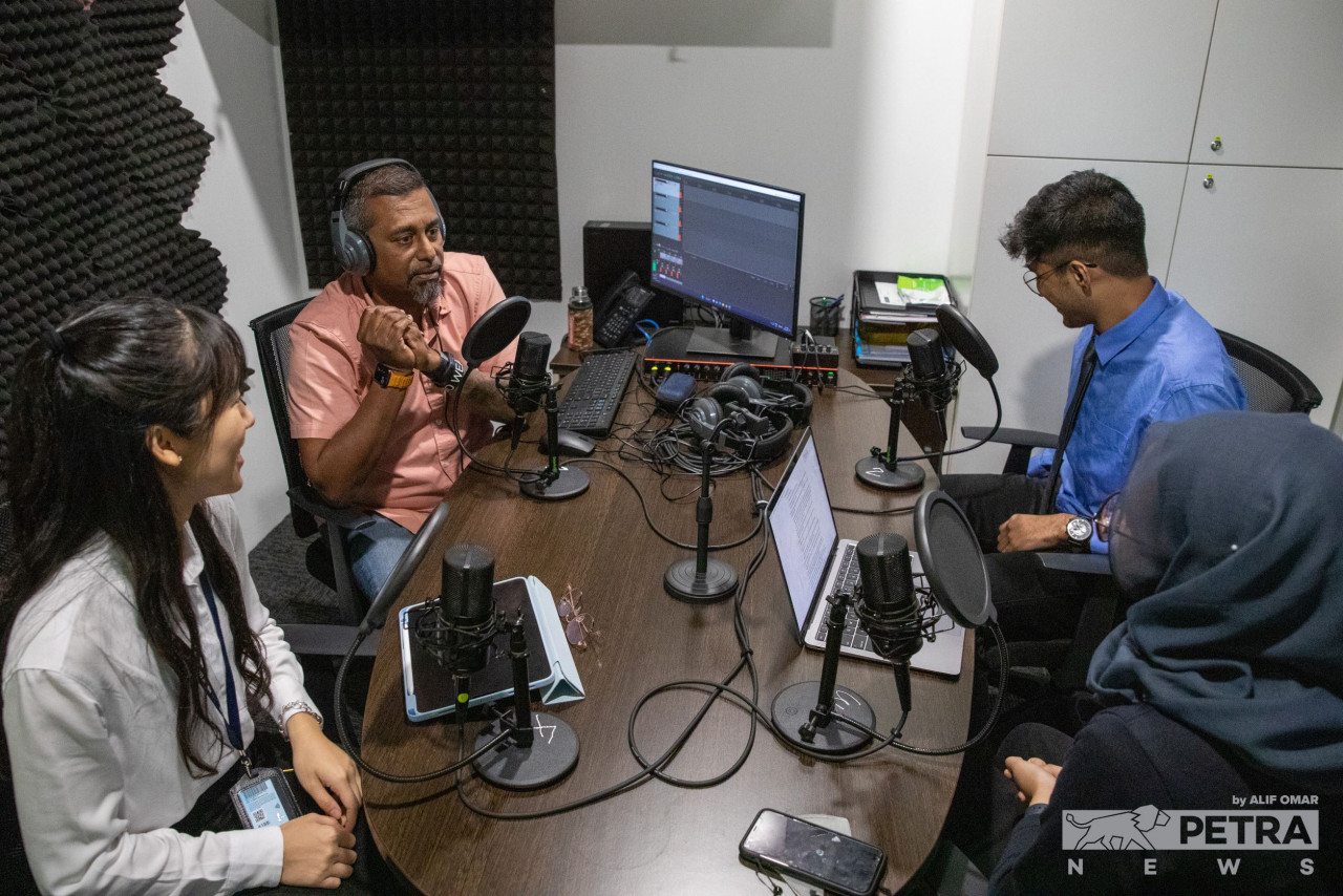 The students join Manvir Victor in the podcast booth. – Alif Omar/The Vibes pic