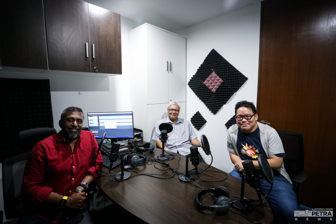 Manvir and Datuk Kamil host local filmmaker Edmund Yeo in the podcast booth. – The Vibes pic/Nooreeza Hashim