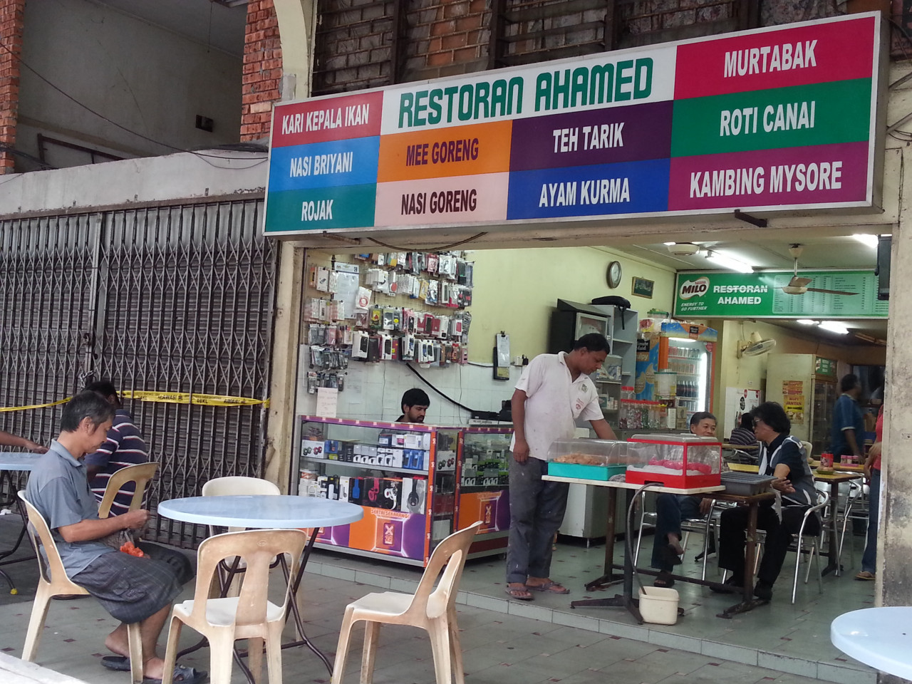 Restoran Ahamed was said to be linked to the original Kari Kepala Ikan Stadium Merdeka that was famous among KL-ites back when Merdeka Park was still around. Recent checks found that the branch located in Titiwangsa Sentral is no longer available and has been replaced by a different restaurant. — Pic courtesy of hamydy.wordpress.com
