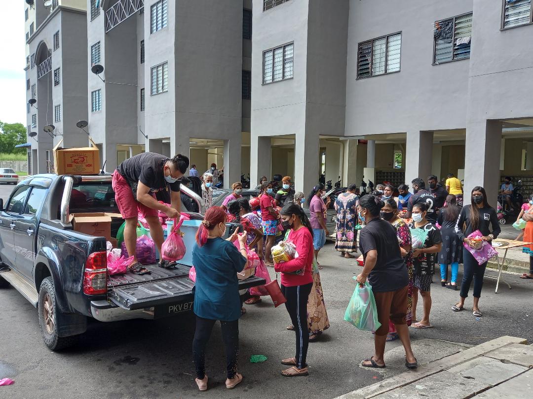 Vimalan Chandrasekaran’s friend, Ng Kim Chooi (left), distributing aid to the poor. – The Vibes pic, November 3, 2021