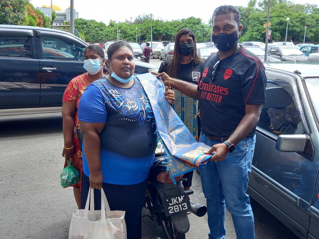 Vimalan Chandrasekaran (right) has been doing welfare and charity work for the past 10 years. – The Vibes pic, November 3, 2021
