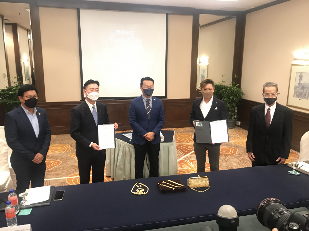 From left: Ivan Chee Yook Chiang (vice president of Federation of Goldsmiths and Jewellers Association of Malaysia), George Lo Siew Cheong (chairman of Penang Goldsmiths and Jewellers Association), Yeoh Soon Hin – RACHEL YEOH/The Vibes pic, November 21, 2021