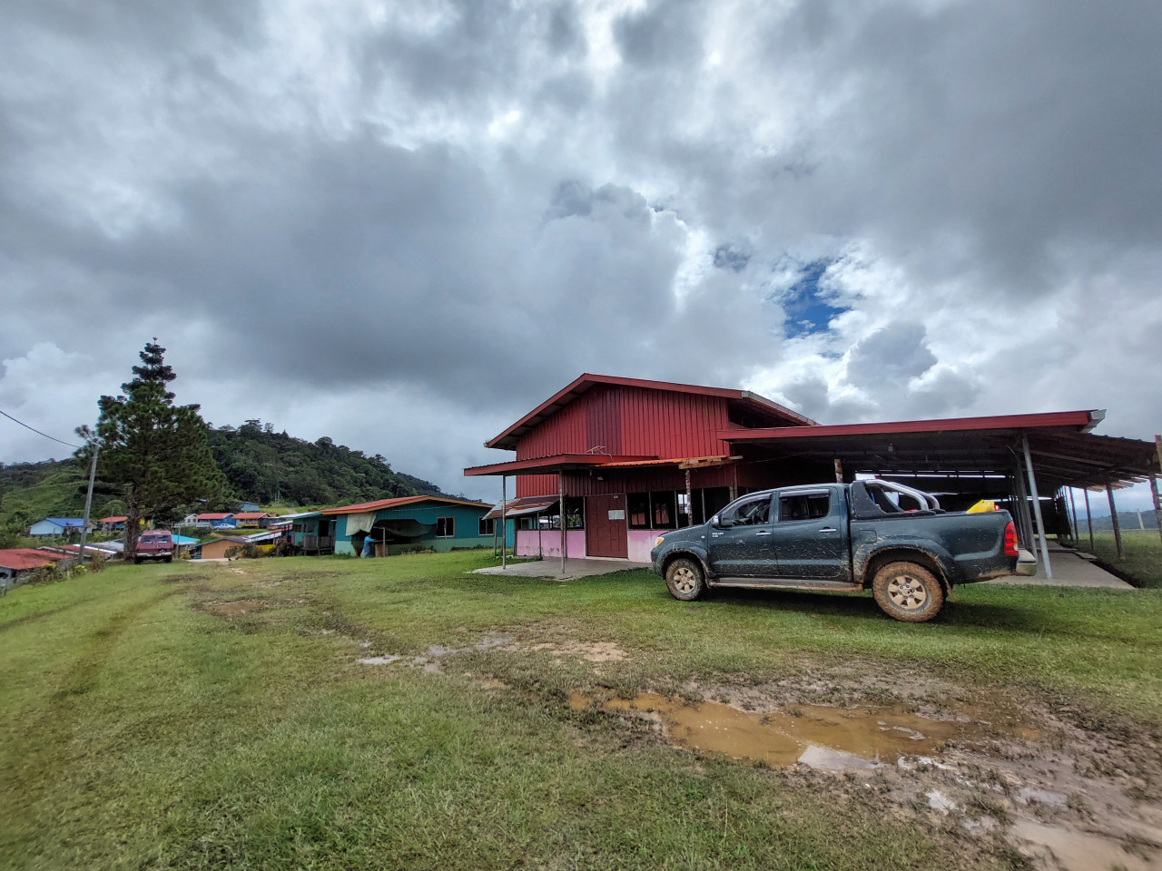 A view of the community hall in Kampung Rundum, which is adjacent a plain field where visitors to Rundum Highlands can set up tents or stay in one of the resthouses built by the locals. – JASON SANTOS/The Vibes pic