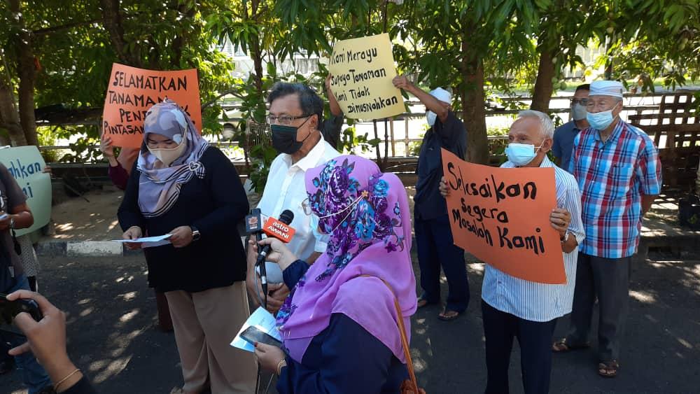 CAP president Mohideen Abdul Kader speaking to the media during the peaceful demonstration. – The Vibes pic, November 8, 2021