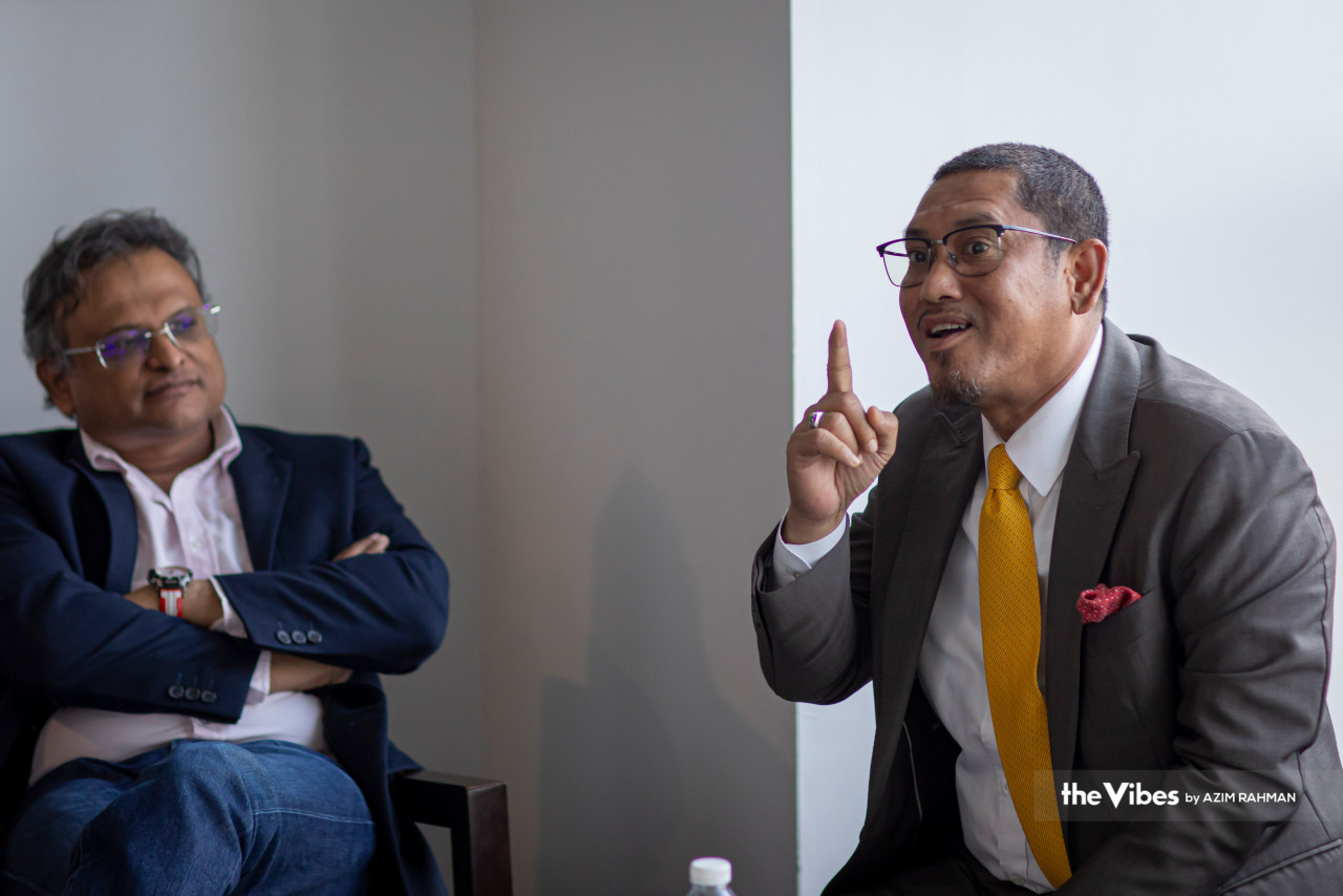 Petra News editor-in-chief Terence Fernandez listens as Peja makes his point. – AZIM RAHMAN/The Vibes pic