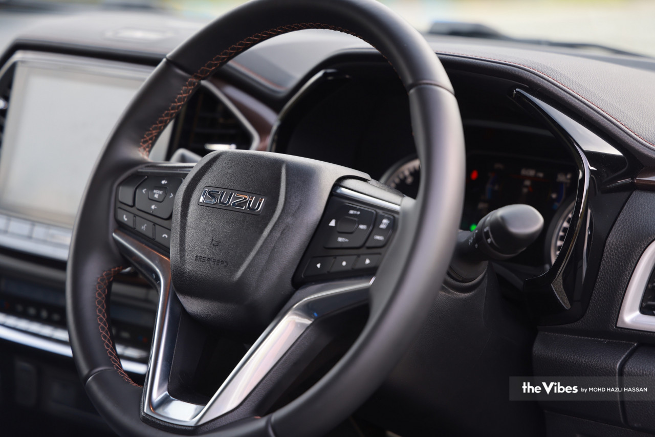 Stylish multi-function leather wrapped steering wheel with tilt and telescopic adjustment packed with various audio control buttons, speed limiter and adaptive cruise control. – MOHD HAZLI HASSAN/The Vibes pic