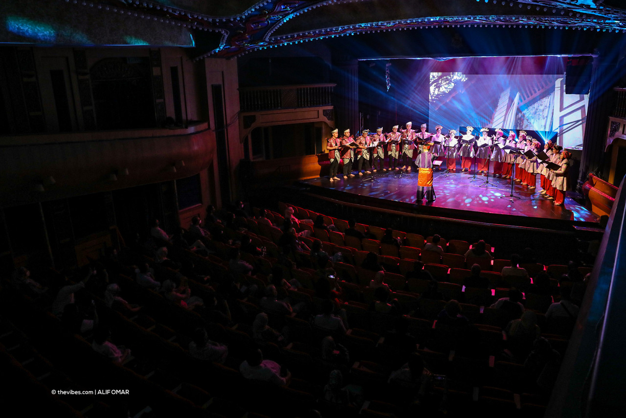 Choir ensemble of the Opera Serikandi Nusantara showcase at Panggung Bandara. – ALIF OMAR/The Vibes pic