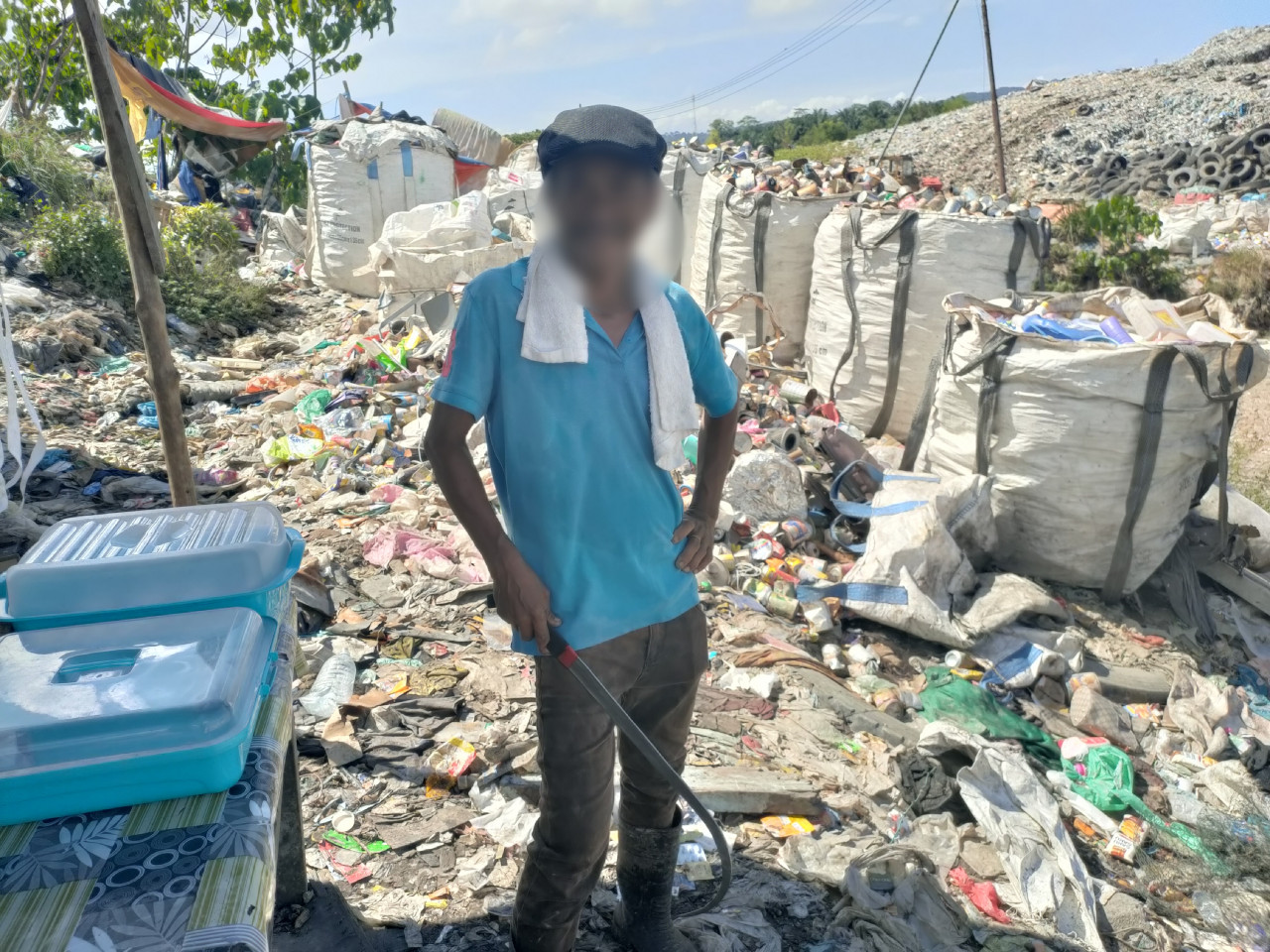 Bong Paskuah said his sleepless nights are not from the smell of garbage, but from fear of his children being deported. – Pic by Rebecca Chong